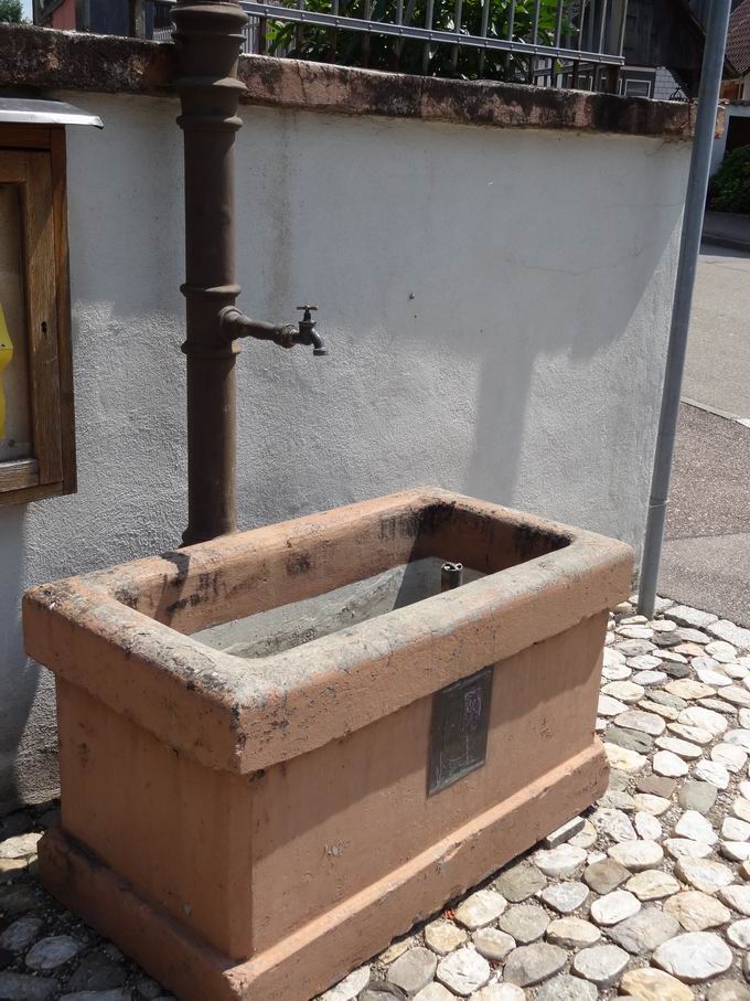 Brunnen vor der Kirche St. Michael Scherzingen