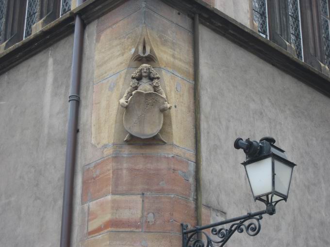 Skulptur mit Wappen Koifhus Colmar