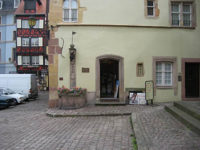 Brunnen vor Maison Adolphe in Colmar