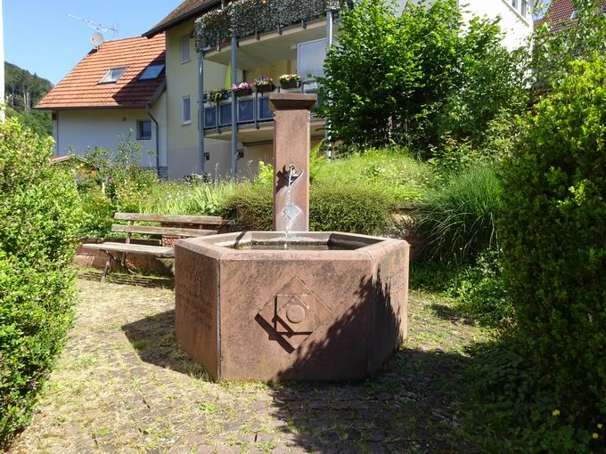 Brunnen bei evangelischer Kirche Reichenbach