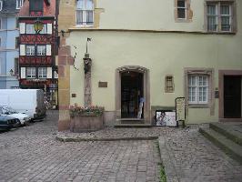 Brunnen vor Maison Adolphe in Colmar